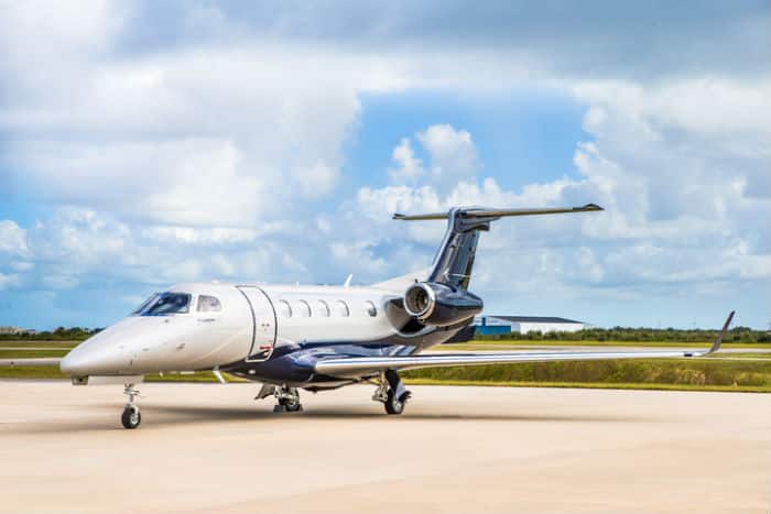 Location de jet privé : Jet élégant sur piste.