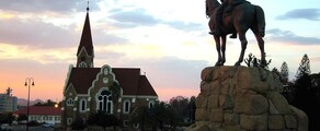 Windhoek : Statue équestre surplombant une église au coucher.