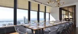 Salle à manger moderne à Toronto, vue sur ville.