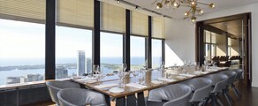 Salle à manger moderne à Toronto, vue sur ville.
