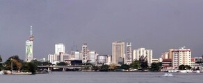 Skyline de Lagos, Nigeria, avec immeubles et ciel nuageux.