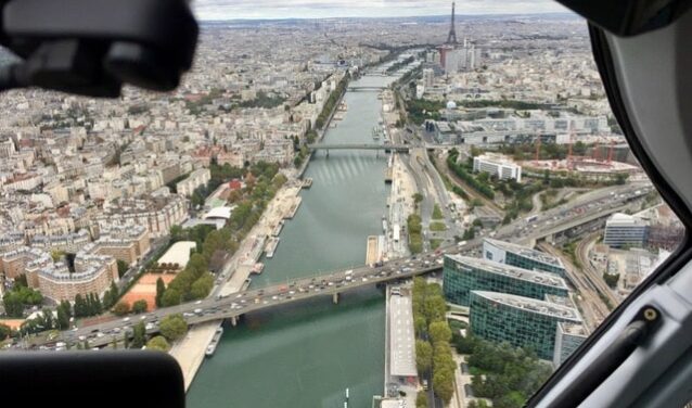 Vue aérienne de Paris avec la tour Eiffel en arrière-plan.