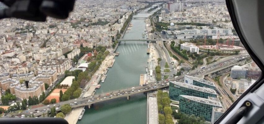 Vue aérienne de Paris avec la tour Eiffel en arrière-plan.