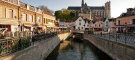 Amiens Glisy : Canal pittoresque avec café et église.