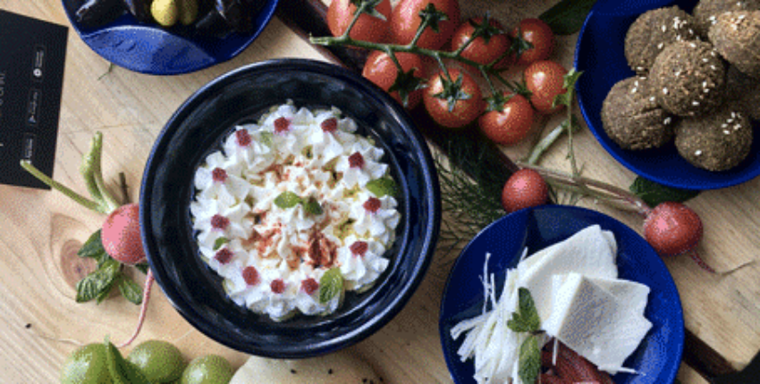 Dîner Moyen-Oriental : Houmous, olives, falafels, tomates.