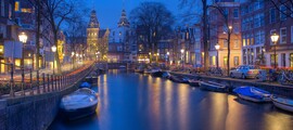 Canal d'Amsterdam au crépuscule, reflet splendide. 