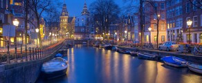 Canal d'Amsterdam au crépuscule, reflet splendide. 