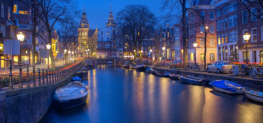 Canal d'Amsterdam au crépuscule, reflet splendide. 