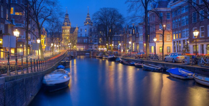 Canal d'Amsterdam au crépuscule, reflet splendide. 