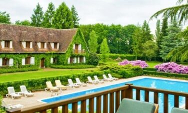 Maison de campagne Sologne, jardin luxuriant et piscine.