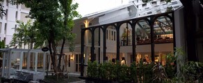 Restaurant charmant à Bangkok, verdure luxuriante.