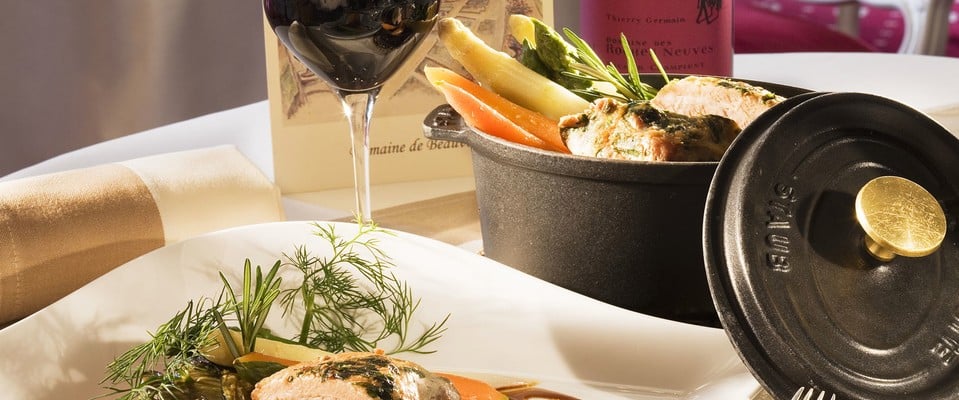**Texte alternatif :**
"Réserveur jet privé urgence : repas gourmet élégant