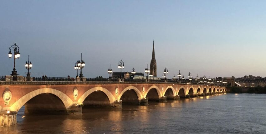 Pont illuminé au crépuscule.