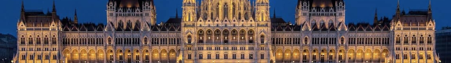 ## Alternative à la balise :
Location de jet privé : Dôme éclairé à Budapest, crépuscule.