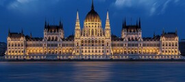 ## Alternative à la balise :
Location de jet privé : Dôme éclairé à Budapest, crépuscule.