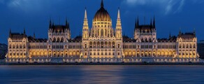 ## Alternative à la balise :
Location de jet privé : Dôme éclairé à Budapest, crépuscule.
