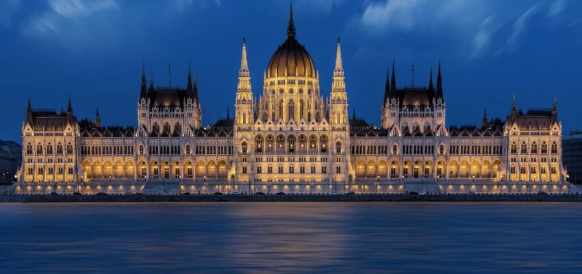 ## Alternative à la balise :
Location de jet privé : Dôme éclairé à Budapest, crépuscule.