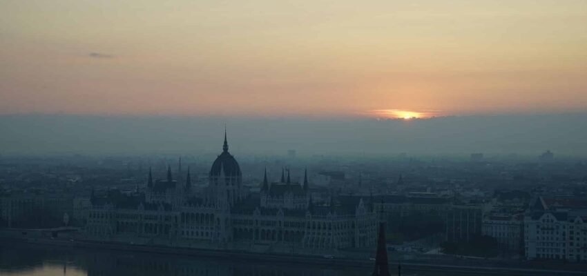 Vue aérienne du Parlement de Budapest à l'aube.