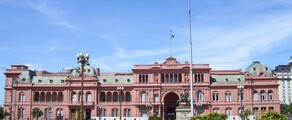 Casa Rosada sous ciel bleu à Buenos Aires.