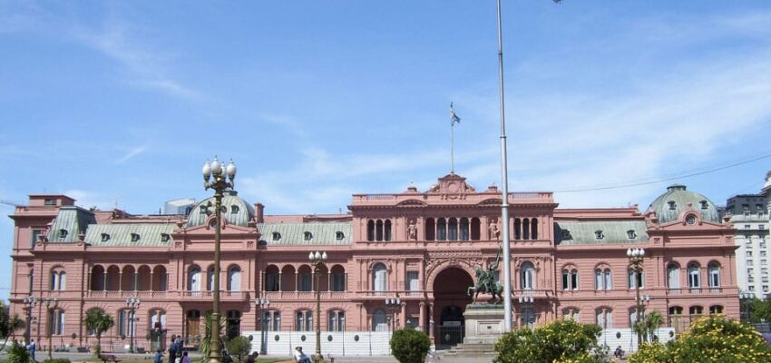 Buenos Aires : Casa Rosada et drapeau argentin ensoleillés.