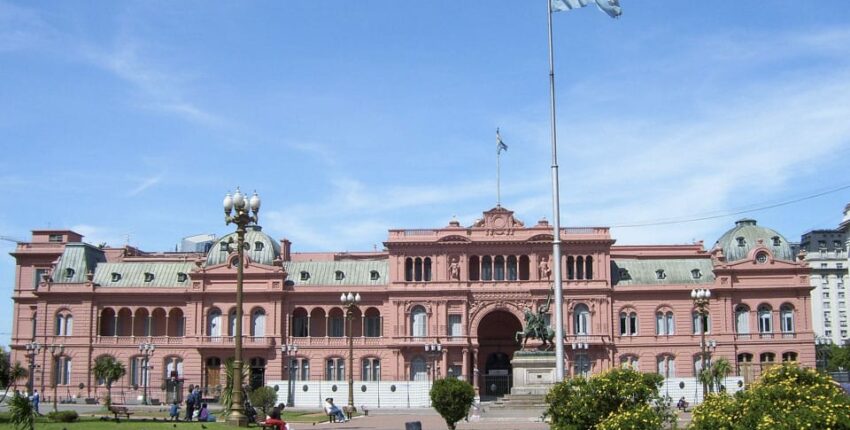 Buenos Aires : Casa Rosada et drapeau argentin ensoleillés.