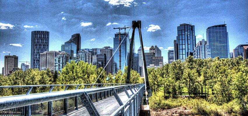 location jet privé : pont moderne avec un skyline urbain