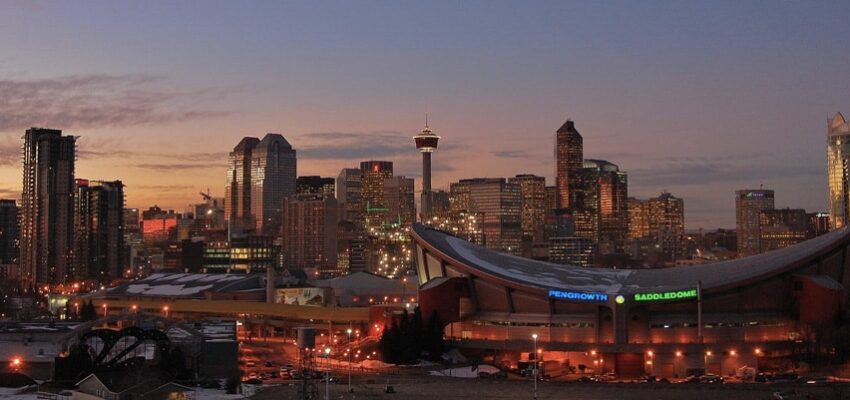 Horizon de Calgary au crépuscule avec l'arène Saddledome.
