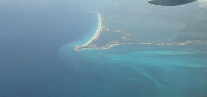 location jet privé : vue aérienne côte, eau turquoise
