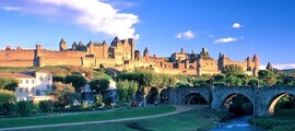 Carcassonne : vue panoramique, forteresse médiévale et verdure.