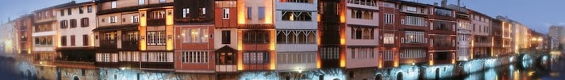 Reflets colorés à Castres, vue pittoresque nocturne.