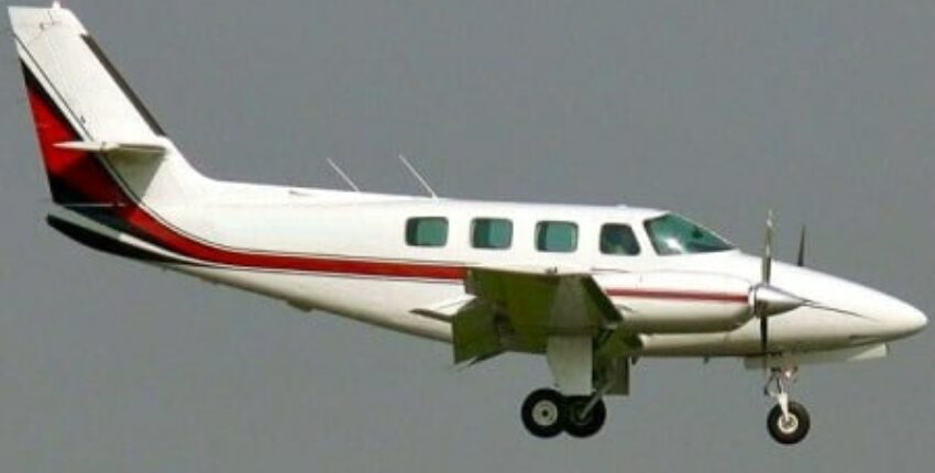 Location de jet privé : CESSNA blanc avec bande rouge volant.