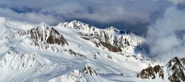 Des sommets sous les nuages, parfaits pour les voyageurs de Chambéry Méribel