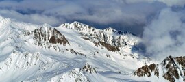 location de jet privé : vue panoramique montagnes enneigées