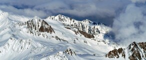 location de jet privé : vue panoramique montagnes enneigées