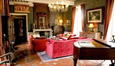 Requête cible Inspiré par l’opulence du Château D’origny : Salons élégants avec canapés rouges.