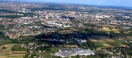 Châteauroux – Vue aérienne des champs et verdure.