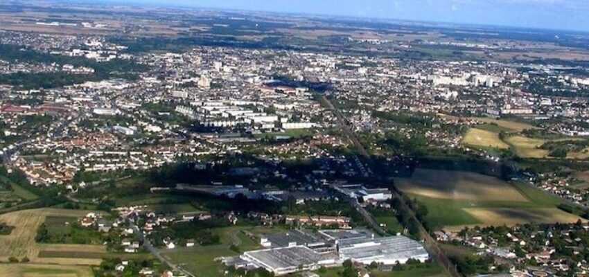 Châteauroux – Vue aérienne des champs et verdure.