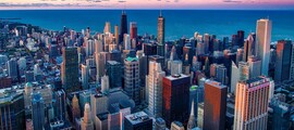 Chicago skyline au crépuscule, gratte-ciels et lac.