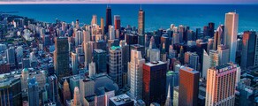Chicago skyline au crépuscule, gratte-ciels et lac.