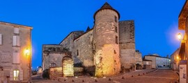 Cognac Châteaubernard fort et tour ronde illuminée au crépuscule.