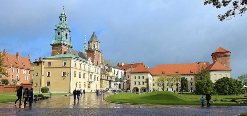 Château Wawel à Cracovie, Pologne, cour animée.