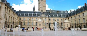 **Texte original :**
Les gens se promènent près d'un bâtiment historique avec une tour d'horloge et une cour ornée de fontaines, sous un ciel bleu, à Dijon Bourgogne. C’est le cadre idéal pour ceux qui arrivent par location de jet privé.

**Nouveau texte :**
_Dijon Bourgogne_, promenade près du bâtiment historique.