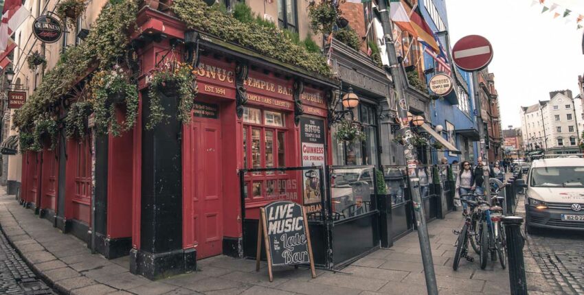 Un pub historique, des portes rouges, des affiches de musique live.