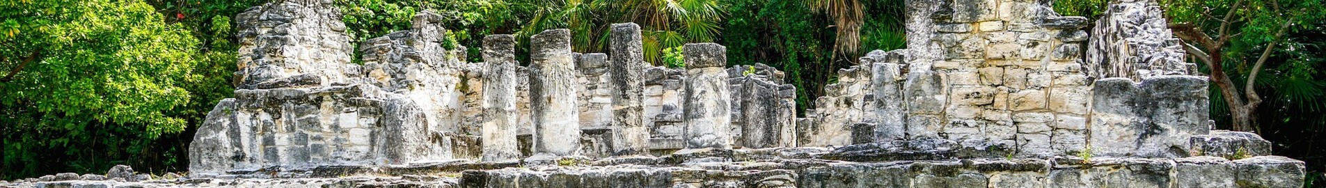 location de jet privé : ruines antiques et nature verdoyante.