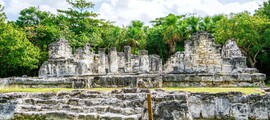 location de jet privé : ruines antiques et nature verdoyante.