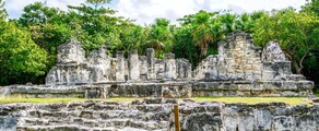 location de jet privé : ruines antiques et nature verdoyante.