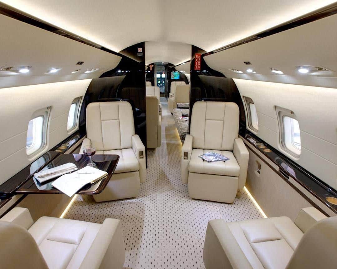 interieur d'un avion privé global 8000. Sièges en cuire, blanc, confort