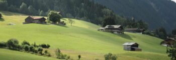 Gstaad Saanen : Paysage serein de montagnes et collines verdoyantes.