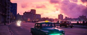 **Image Alt:** La Havane : classic car au coucher du soleil