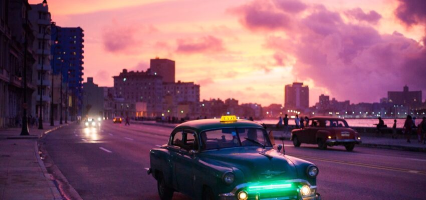 **Image Alt:** La Havane : classic car au coucher du soleil